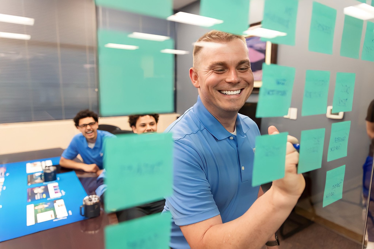 Working session at a glass wall with post-it notes